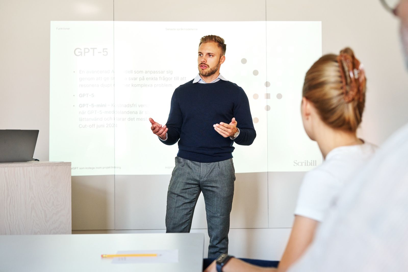 Utbildningsledare André Andersson går igenom GPT-5 under en ChatGPT-utbildning med Scribill
