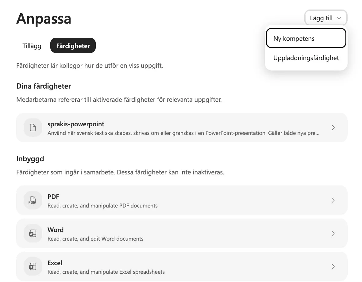 Sidan Anpassa i Cowork med fliken Färdigheter, menyn Lägg till öppen med valen Ny kompetens och Uppladdningsfärdighet, och listan med inbyggda färdigheter