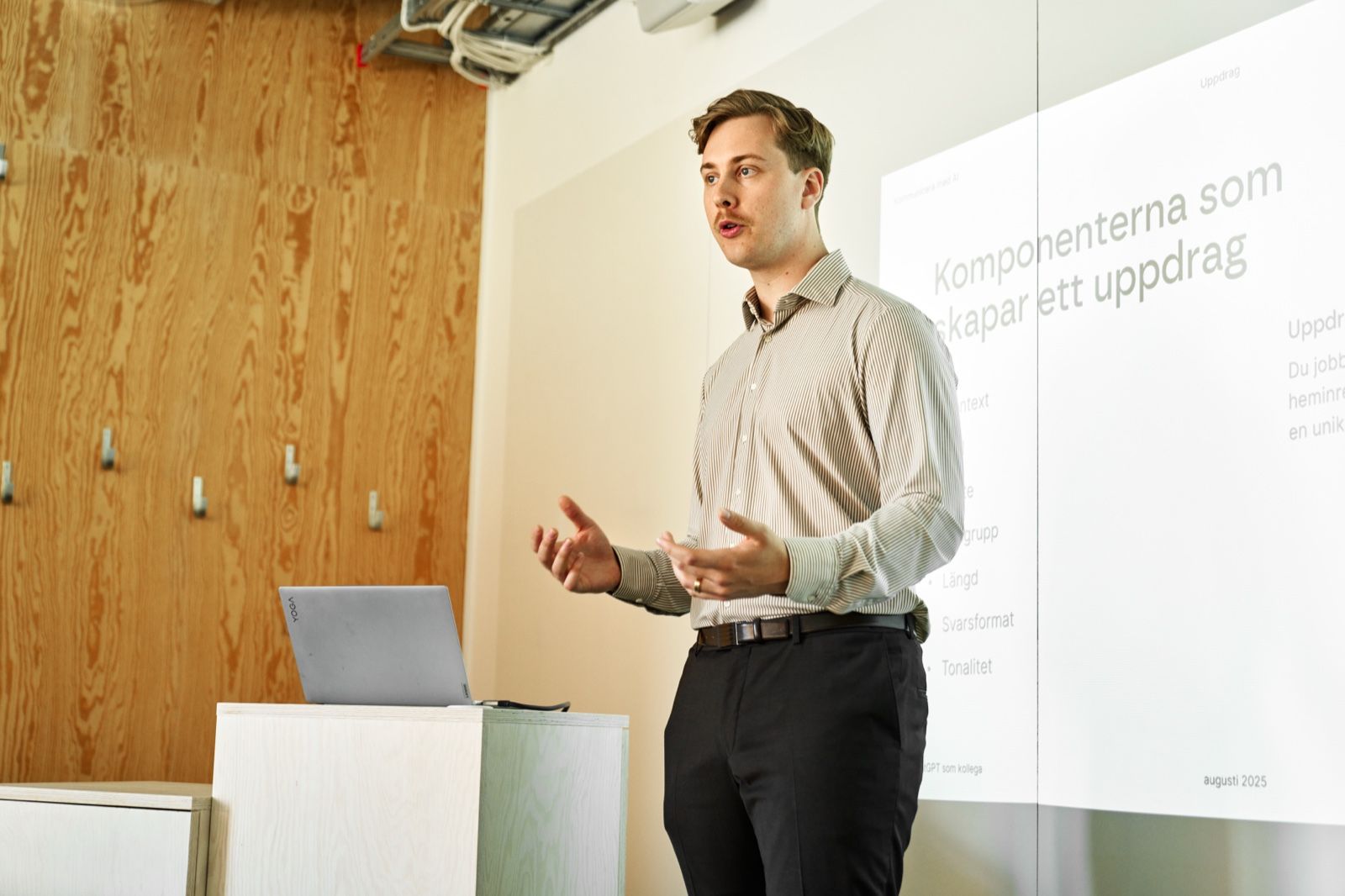 Trainer Jimmi Ask leading an AI training session with Scribill