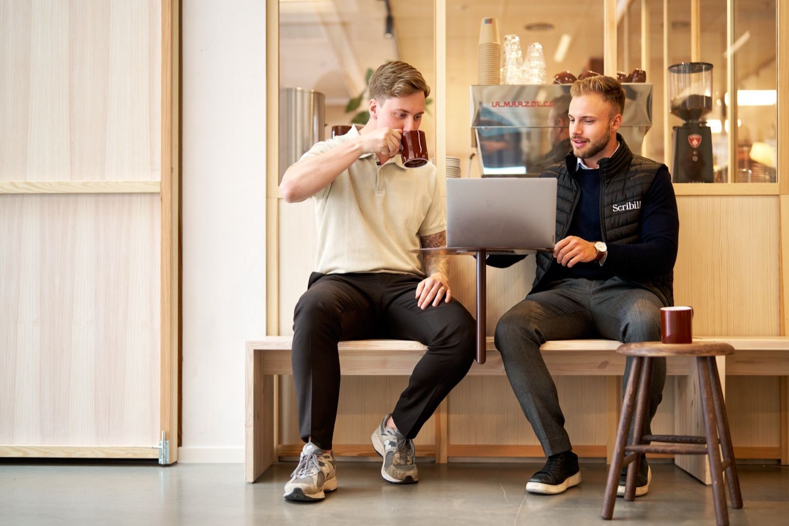 Jimmi och André arbetar tillsammans vid en laptop