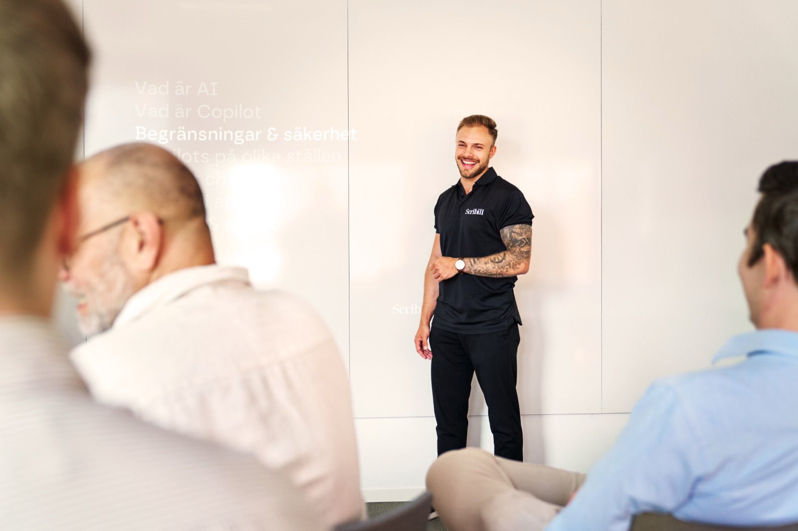 Utbildningsledare från Scribill håller AI-utbildning inför en grupp engagerade medarbetare