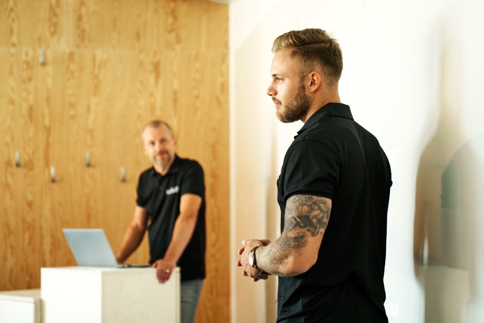 André and Janne during a training session in the classroom